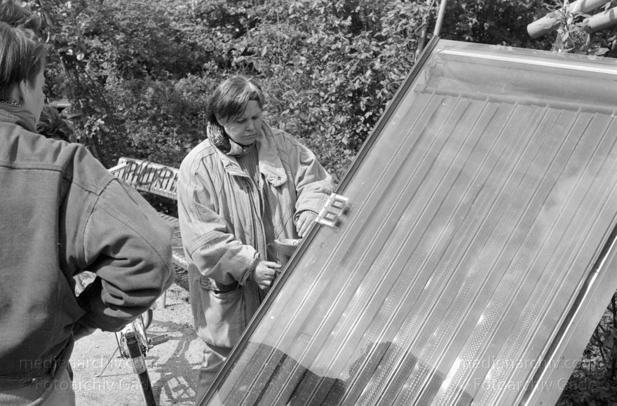 Berlin. Kreuzberg. Wassertorplatz. Vorstellung eines Solarmoduls
10. 5. 1992. Berlin. Kreuzberg. Wassertorplatz. Vorstellung eines Solarmoduls anlässlich einer Fahrraddemo gegen Autos
Schlüsselwörter: Berlin;Deutschland;Germany;Kreuzberg;1992;Wassertorplatz
