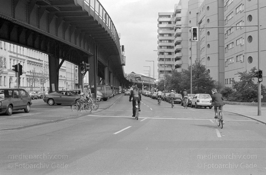 Berlin. Kreuzberg. Fahrraddemo. Radfahrer.
10. 5. 1992. Berlin. Kreuzberg. Demonstration gegen den Autoverkehr und für den Radverkehr auf der Skalitzer Straße. Hochbahn der U-Bahn.
Schlüsselwörter: Berlin;Deutschland;Fahrrad;Fahrrad fahren;Germany;Hochbahn;Kreuzberg;1992;Radfahren