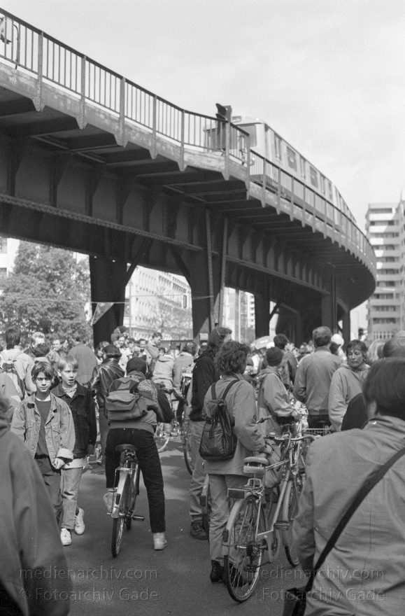 Berlin. Kreuzberg. Fahrraddemo. Radfahrer.
10. 5. 1992. Berlin. Kreuzberg. Demonstration gegen den Autoverkehr und für den Radverkehr auf der Skalitzer Straße. Hochbahn der U-Bahn.
Schlüsselwörter: Berlin;Deutschland;Fahrrad;Fahrrad fahren;Germany;Hochbahn;Kreuzberg;1992;Radfahren