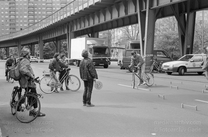 Berlin. Kreuzberg. Fahrraddemo. Radfahrer.
10. 5. 1992. Berlin. Kreuzberg. Demonstration gegen den Autoverkehr und für den Radverkehr auf der Skalitzer Straße. Hochbahn der U-Bahn.
Schlüsselwörter: Berlin;Deutschland;Fahrrad;Fahrrad fahren;Germany;Hochbahn;Kreuzberg;1992;Radfahren