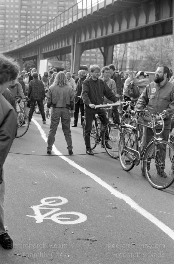Berlin. Kreuzberg. Fahrraddemo. Radfahrer.
10. 5. 1992. Berlin. Kreuzberg. Fahrraddemo. Radfahrer. Aufmalen eines Fahrradweges auf die Skalitzer Straße
Schlüsselwörter: Berlin;Deutschland;Fahrrad;Fahrrad fahren;Germany;Hochbahn;Kreuzberg;1992;Radfahren