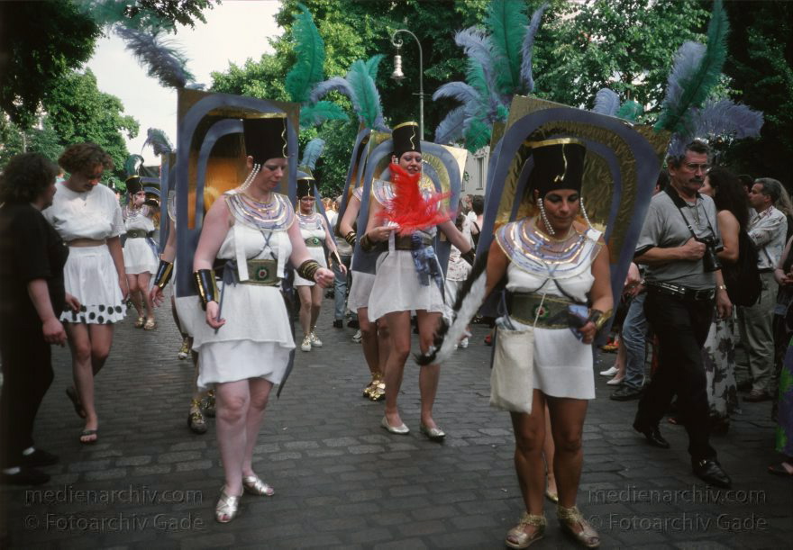 Berlin. Kreuzberg. Karneval der Kulturen
Juni 1998. Berlin. Kreuzberg. Karneval der Kulturen.
Schlüsselwörter: Berlin;Deutschland;Feier;Germany;Karneval der Kulturen;Kostüme;Kreuzberg;1998;Multikulti