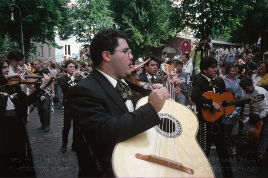 Berlin. Kreuzberg. Karneval der Kulturen
Juni 1998. Berlin. Kreuzberg. Karneval der Kulturen. Gitarre
Schlüsselwörter: Berlin;Deutschland;Feier;Germany;Gitarre;Karneval der Kulturen;Kostüme;Kreuzberg;Multikulti;1998;Musiker