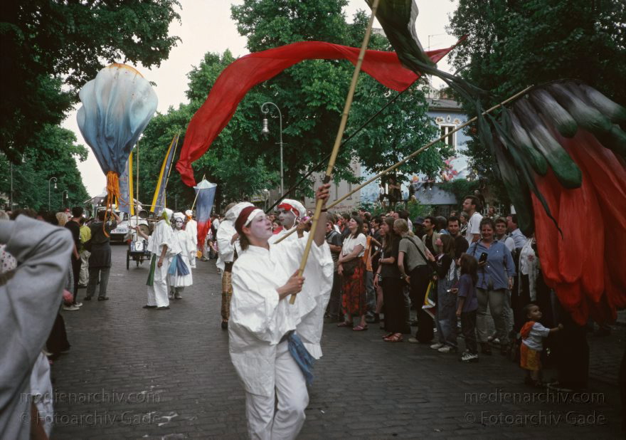 Berlin. Kreuzberg. Karneval der Kulturen
Juni 1998. Berlin. Kreuzberg. Karneval der Kulturen.
Schlüsselwörter: Berlin;Deutschland;Feier;Germany;Karneval der Kulturen;Kostüme;Kreuzberg;1998;Multikulti