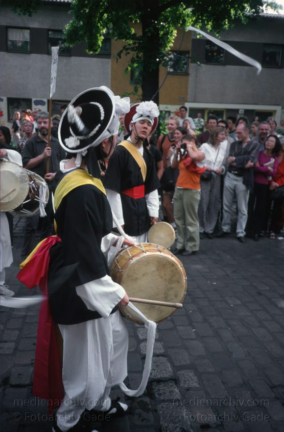 Berlin. Kreuzberg. Karneval der Kulturen
Juni 1998. Berlin. Kreuzberg. Karneval der Kulturen.
Schlüsselwörter: Berlin;Deutschland;Feier;Germany;Karneval der Kulturen;Kostüme;Kreuzberg;Multikulti;1998;Musiker