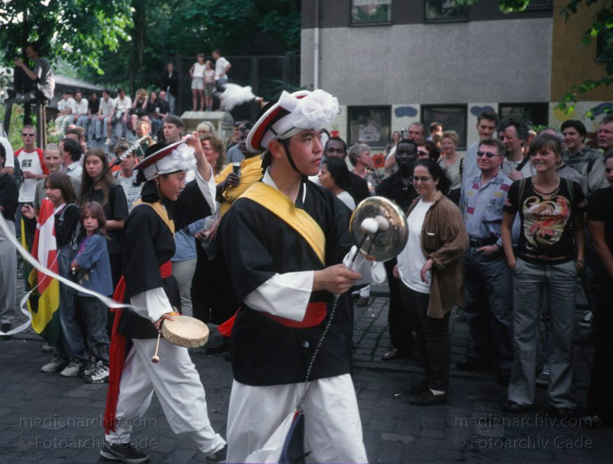 Berlin. Kreuzberg. Karneval der Kulturen
Juni 1998. Berlin. Kreuzberg. Karneval der Kulturen.
Schlüsselwörter: Berlin;Deutschland;Feier;Germany;Karneval der Kulturen;Kostüme;Kreuzberg;Multikulti;1998;Musiker