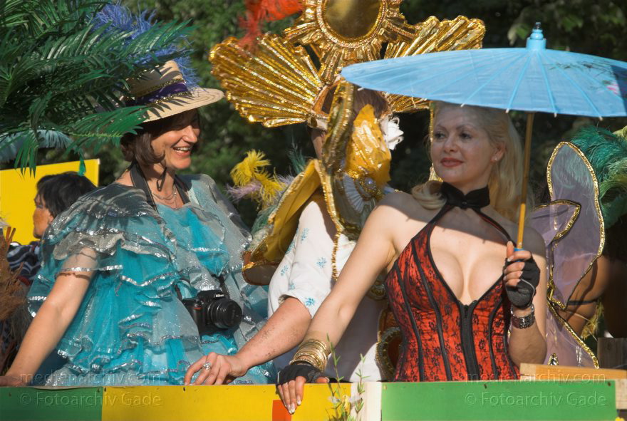 Berlin. Kreuzberg. Karneval der Kulturen
11.5.2008. Berlin. Kreuzberg. Karneval der Kulturen. Party. Paraden. Straßenfest. Tiefer Ausschnitt. Dekolleté
Schlüsselwörter: Berlin;Dekolleté;Deutschland;Feier;Germany;Karneval der Kulturen;Kostüme;Kreuzberg;Parade;Party;2008;Sonnenschirm