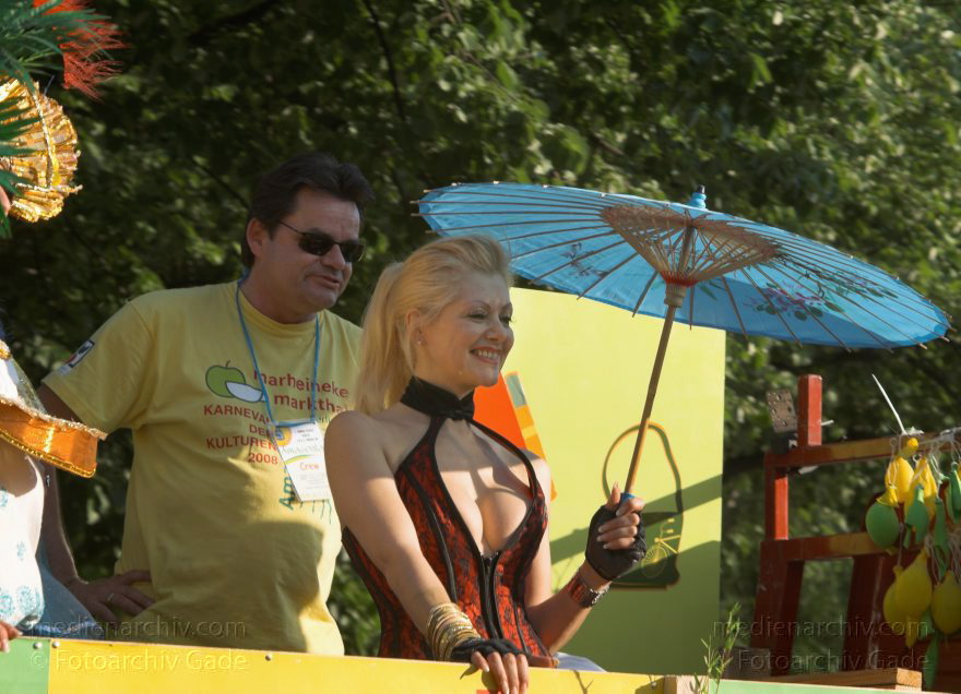 Berlin. Kreuzberg. Karneval der Kulturen
11.5.2008. Berlin. Kreuzberg. Karneval der Kulturen. Party. Paraden. Straßenfest. Tiefer Ausschnitt. Dekolleté
Schlüsselwörter: Berlin;Dekolleté;Deutschland;Feier;Germany;Karneval der Kulturen;Kostüme;Kreuzberg;Parade;Party;2008;Sonnenschirm