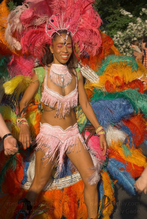 Berlin. Kreuzberg. Karneval der Kulturen
11.5.2008. Berlin. Kreuzberg. Karneval der Kulturen. Party. Paraden. Straßenfest.
Schlüsselwörter: Berlin;Deutschland;Feier;Germany;Karneval der Kulturen;Kostüme;Kreuzberg;Parade;2008;Party