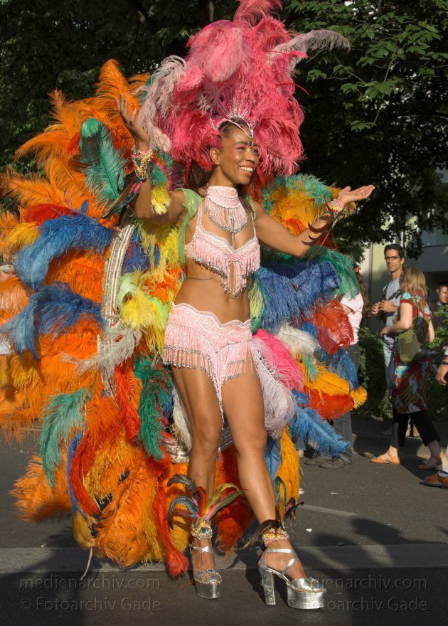 Berlin. Kreuzberg. Karneval der Kulturen
11.5.2008. Berlin. Kreuzberg. Karneval der Kulturen. Party. Paraden. Straßenfest.
Schlüsselwörter: Berlin;Deutschland;Feier;Germany;Karneval der Kulturen;Kostüme;Kreuzberg;Parade;2008;Party