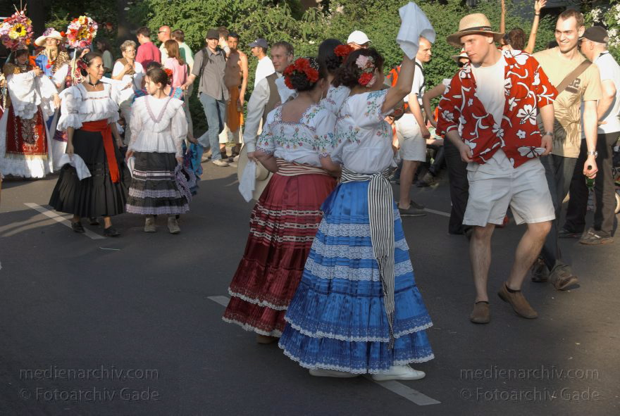 Berlin. Kreuzberg. Karneval der Kulturen
11.5.2008. Berlin. Kreuzberg. Karneval der Kulturen. Party. Paraden. Straßenfest.
Schlüsselwörter: Berlin;Deutschland;Feier;Germany;Karneval der Kulturen;Kostüme;Kreuzberg;Parade;2008;Party