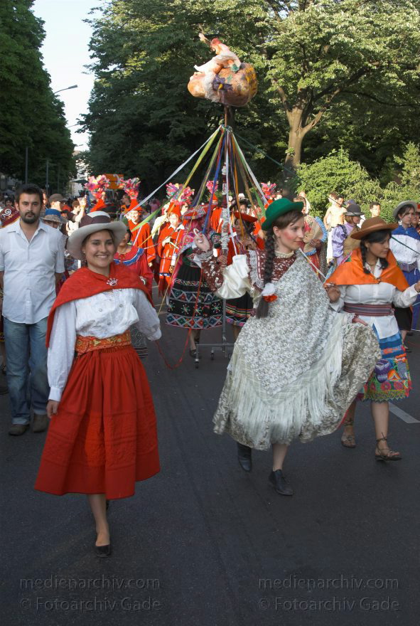 Berlin. Kreuzberg. Karneval der Kulturen
11.5.2008. Berlin. Kreuzberg. Karneval der Kulturen. Party. Paraden. Straßenfest.
Schlüsselwörter: Berlin;Deutschland;Feier;Germany;Karneval der Kulturen;Kostüme;Kreuzberg;Parade;2008;Party