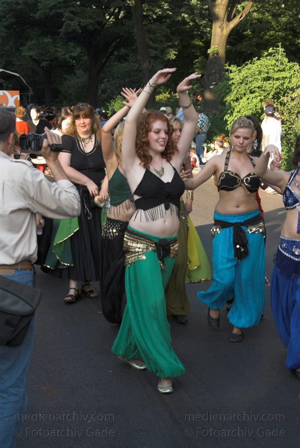 Berlin. Kreuzberg. Karneval der Kulturen
11.5.2008. Berlin. Kreuzberg. Karneval der Kulturen. Party. Paraden. Straßenfest.
Schlüsselwörter: Berlin;Deutschland;Feier;Germany;Karneval der Kulturen;Kostüme;Kreuzberg;Parade;2008;Party