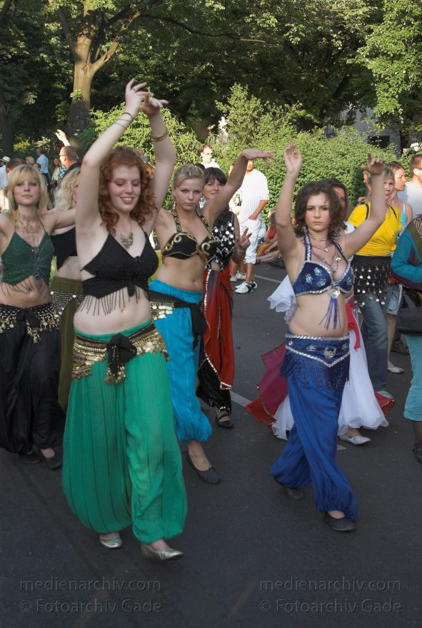 Berlin. Kreuzberg. Karneval der Kulturen
11.5.2008. Berlin. Kreuzberg. Karneval der Kulturen. Party. Paraden. Straßenfest.
Schlüsselwörter: Berlin;Deutschland;Feier;Frau;Germany;Karneval der Kulturen;Kostüme;Kreuzberg;Parade;2008;Party