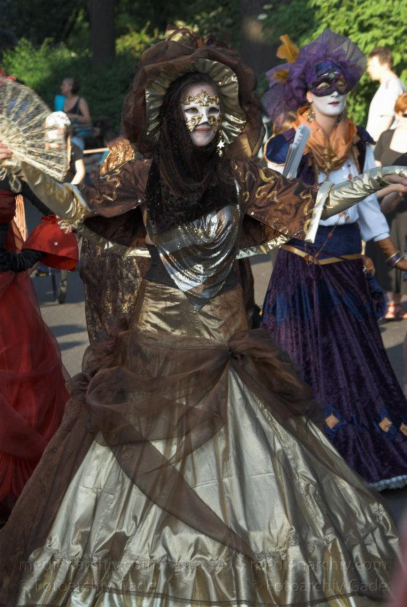 Berlin. Kreuzberg. Karneval der Kulturen
11.5.2008. Berlin. Kreuzberg. Karneval der Kulturen. Party. Paraden. Straßenfest.
Schlüsselwörter: Berlin;Deutschland;Feier;Germany;Karneval der Kulturen;Kostüme;Kreuzberg;Parade;2008;Party