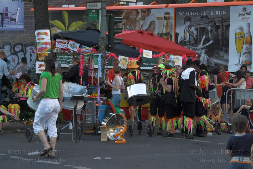 Berlin. Kreuzberg. Karneval der Kulturen
11.5.2008. Berlin. Kreuzberg. Karneval der Kulturen. Party. Paraden. Straßenfest.
Schlüsselwörter: Berlin;Deutschland;Feier;Germany;Karneval der Kulturen;Kostüme;Kreuzberg;Parade;2008;Party