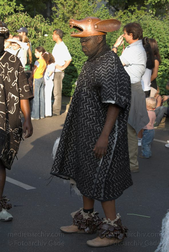 Berlin. Kreuzberg. Karneval der Kulturen
11.5.2008. Berlin. Kreuzberg. Karneval der Kulturen. Party. Paraden. Straßenfest.
Schlüsselwörter: Berlin;Deutschland;Feier;Germany;Karneval der Kulturen;Kostüme;Kreuzberg;Parade;2008;Party