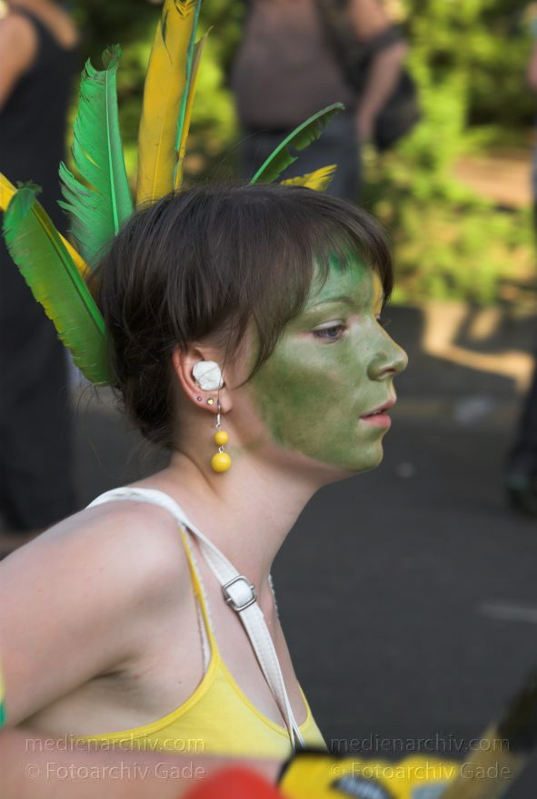 Berlin. Kreuzberg. Karneval der Kulturen
11.5.2008. Berlin. Kreuzberg. Karneval der Kulturen. Party. Paraden. Straßenfest.
Schlüsselwörter: Berlin;Deutschland;Feier;Frau;Germany;Karneval der Kulturen;Kostüme;Kreuzberg;Parade;2008;Party