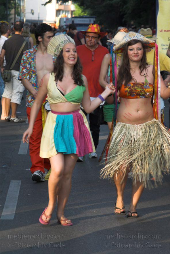 Berlin. Kreuzberg. Karneval der Kulturen
11.5.2008. Berlin. Kreuzberg. Karneval der Kulturen. Party. Paraden. Straßenfest.
Schlüsselwörter: Berlin;Deutschland;Feier;Germany;Karneval der Kulturen;Kostüme;Kreuzberg;Parade;2008;Party
