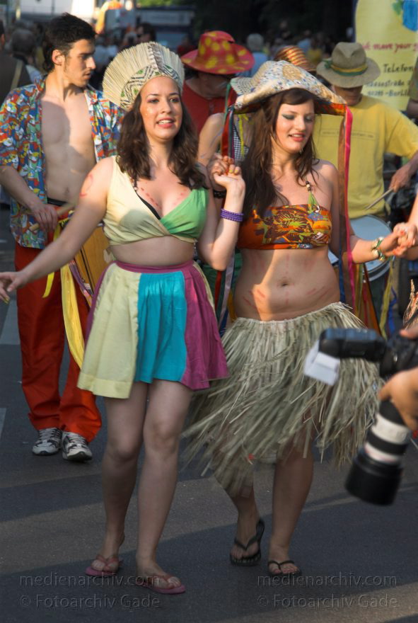 Berlin. Kreuzberg. Karneval der Kulturen
11.5.2008. Berlin. Kreuzberg. Karneval der Kulturen. Party. Paraden. Straßenfest.
Schlüsselwörter: Berlin;Deutschland;Feier;Germany;Karneval der Kulturen;Kostüme;Kreuzberg;Parade;2008;Party