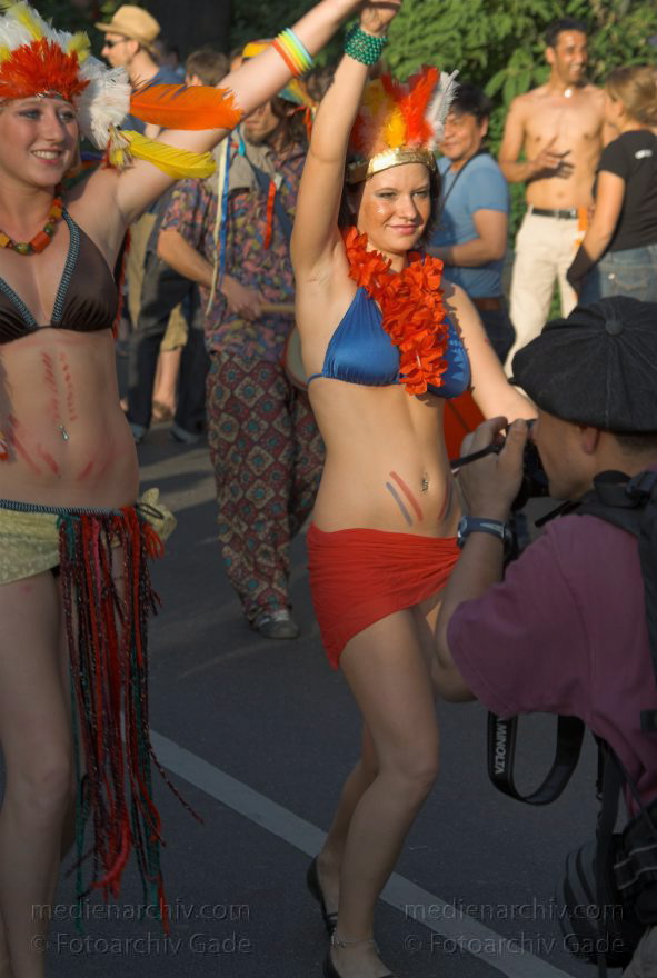 Berlin. Kreuzberg. Karneval der Kulturen
11.5.2008. Berlin. Kreuzberg. Karneval der Kulturen. Party. Paraden. Straßenfest.
Schlüsselwörter: Berlin;Deutschland;Feier;Germany;Karneval der Kulturen;Kostüme;Kreuzberg;Parade;2008;Party
