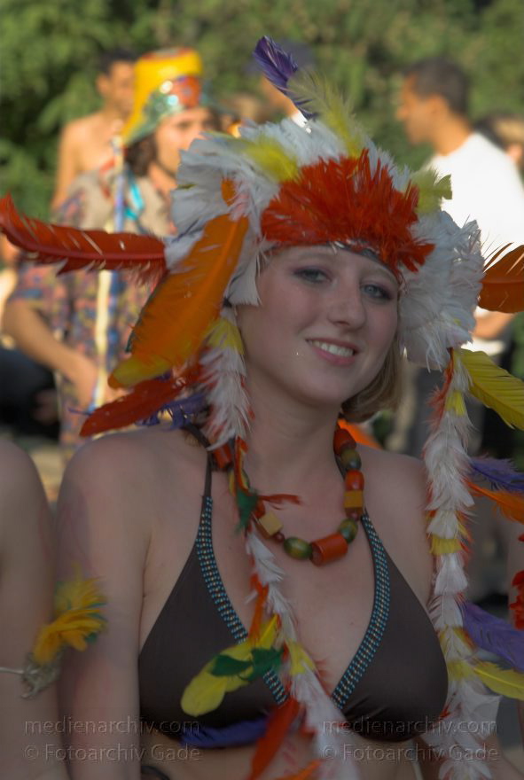 Berlin. Kreuzberg. Karneval der Kulturen
11.5.2008. Berlin. Kreuzberg. Karneval der Kulturen. Party. Paraden. Straßenfest.
Schlüsselwörter: Berlin;Deutschland;Feier;Frau;Germany;Karneval der Kulturen;Kostüme;Kreuzberg;Parade;2008;Party
