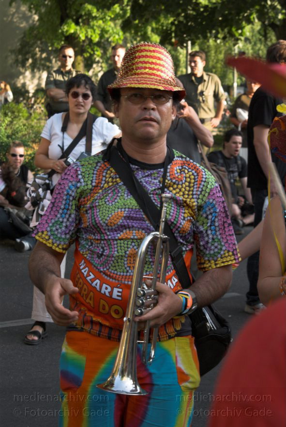 Berlin. Kreuzberg. Karneval der Kulturen
11.5.2008. Berlin. Kreuzberg. Karneval der Kulturen. Party. Paraden. Straßenfest.
Schlüsselwörter: Berlin;Deutschland;Feier;Germany;Karneval der Kulturen;Kostüme;Kreuzberg;Parade;2008;Party