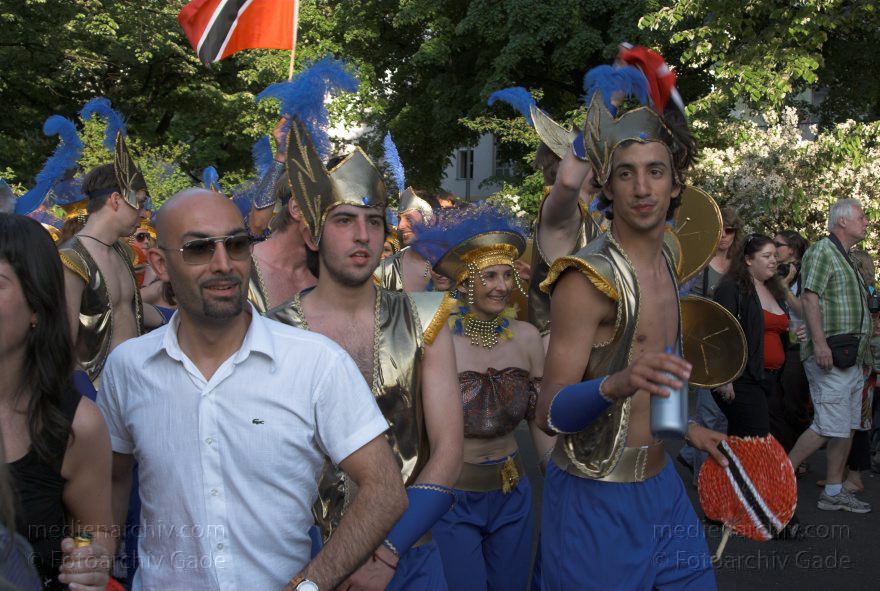 Berlin. Kreuzberg. Karneval der Kulturen
11.5.2008. Berlin. Kreuzberg. Karneval der Kulturen. Party. Paraden. Straßenfest.
Schlüsselwörter: Berlin;Deutschland;Feier;Germany;Karneval der Kulturen;Kostüme;Kreuzberg;Parade;2008;Party