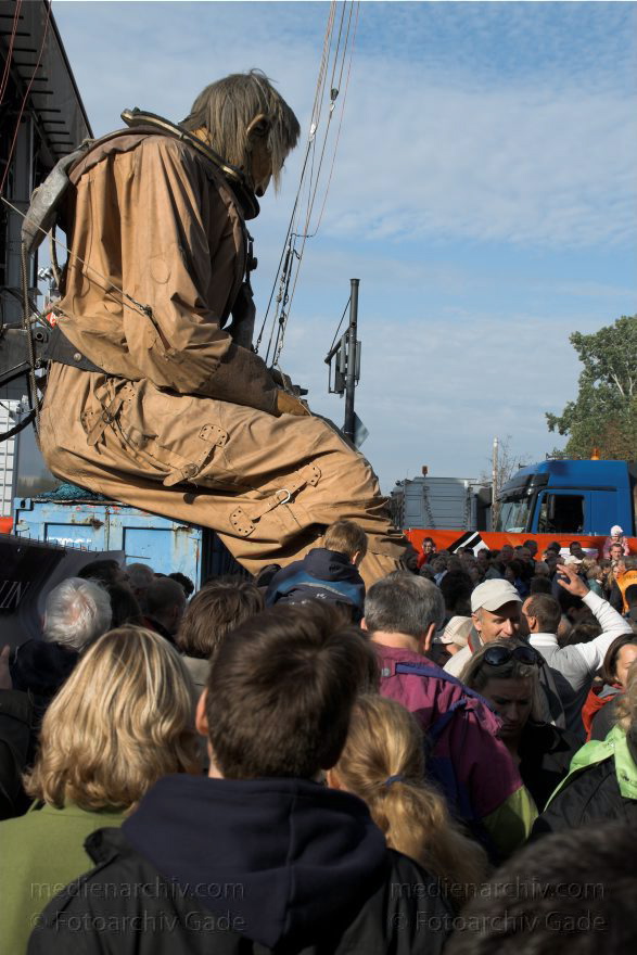Berlin. Royal de Luxe. Der Taucher schläft auf der Straße des Juni
3. 10. 2009. Berlin. Mitte. Tiergarten. Straße des 17. Juni. Royal de Luxe. Straßentheater mit riesigen Marionetten. Puppen. Tiefseetaucher
Schlüsselwörter: Berlin;Deep-Sea-Diver;Deutschland;diver;Germany;marionette;Royal de Luxe;Straßentheater;street theatre;Theater;Tiefseetaucher;2009;Tiergarten;Straße des 17 Juni