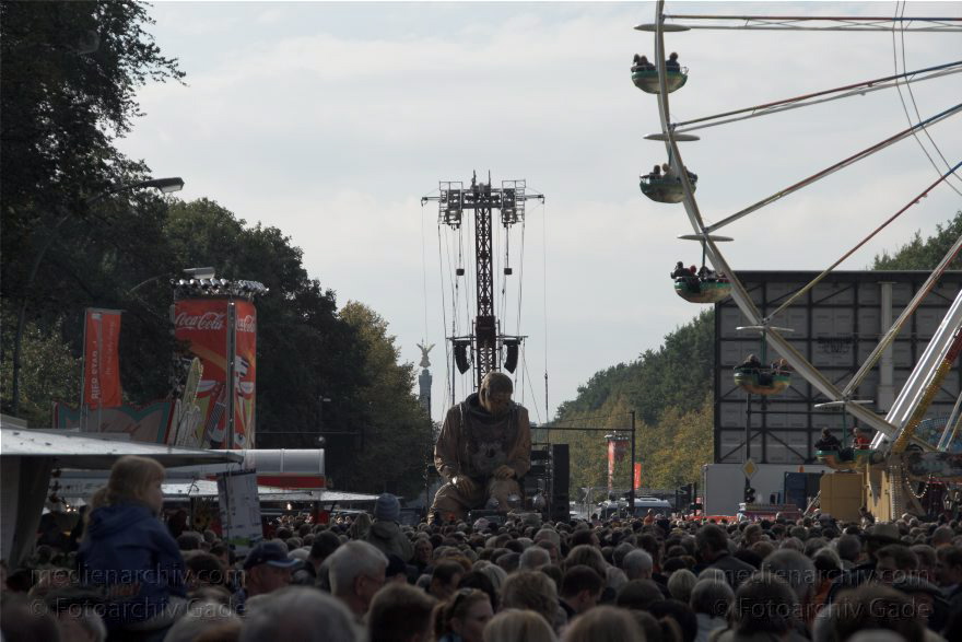 Berlin. Royal de Luxe. Der Taucher schläft auf der Straße des Juni
3. 10. 2009. Berlin. Mitte. Tiergarten. Straße des 17. Juni. Royal de Luxe. Straßentheater mit riesigen Marionetten. Puppen. Tiefseetaucher. Riesenrad
Schlüsselwörter: Berlin;Deep-Sea-Diver;Deutschland;diver;Germany;marionette;Reisenrad;Royal de Luxe;Straßentheater;street theatre;Theater;Tiefseetaucher;2009;Tiergarten;Straße des 17 Juni