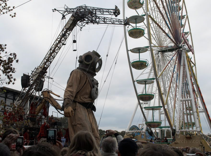 Berlin. Royal de Luxe. Taucher und Riesenrad
3. 10. 2009. Berlin. Mitte. Tiergarten. Straße des 17. Juni. Royal de Luxe. Straßentheater mit riesigen Marionetten. Puppen. Tiefseetaucher. Riesenrad
Schlüsselwörter: Berlin;Deep-Sea-Diver;Deutschland;diver;Germany;marionette;Riesenrad;Royal de Luxe;Straßentheater;street theatre;Theater;Tiefseetaucher;2009;Tiergarten;Straße des 17 Juni