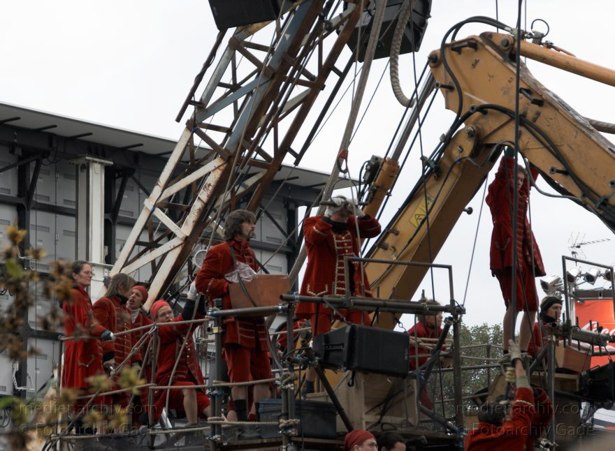 Berlin. Royal de Luxe. Der Taucher schläft auf der Straße des Juni
3. 10. 2009. Berlin. Mitte. Tiergarten. Straße des 17. Juni. Royal de Luxe. Straßentheater mit riesigen Marionetten. Puppen. Tiefseetaucher
Schlüsselwörter: Berlin;Deep-Sea-Diver;Deutschland;diver;Germany;marionette;Royal de Luxe;Straßentheater;street theatre;Theater;Tiefseetaucher;2009;Tiergarten;Straße des 17 Juni