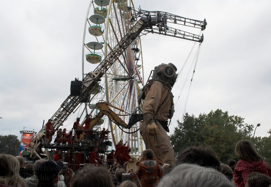 Berlin. Royal de Luxe. Taucher und Riesenrad
3. 10. 2009. Berlin. Mitte. Tiergarten. Straße des 17. Juni. Royal de Luxe. Straßentheater mit riesigen Marionetten. Puppen. Tiefseetaucher. Riesenrad
Schlüsselwörter: Berlin;Deep-Sea-Diver;Deutschland;diver;Germany;marionette;Riesenrad;Royal de Luxe;Straßentheater;street theatre;Theater;Tiefseetaucher;2009;Tiergarten;Straße des 17 Juni