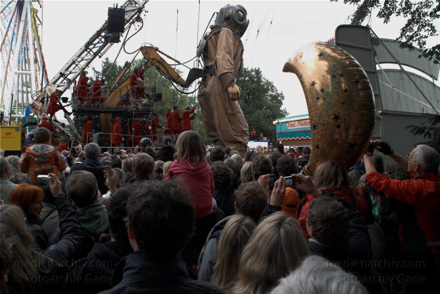 Berlin. Royal de Luxe. Taucher auf der Straße des Juni
3. 10. 2009. Berlin. Mitte. Tiergarten. Straße des 17. Juni. Royal de Luxe. Straßentheater mit riesigen Marionetten. Puppen. Tiefseetaucher
Schlüsselwörter: Berlin;Deep-Sea-Diver;Deutschland;diver;Germany;marionette;Royal de Luxe;Straßentheater;street theatre;Theater;Tiefseetaucher;2009;Tiergarten;Straße des 17 Juni