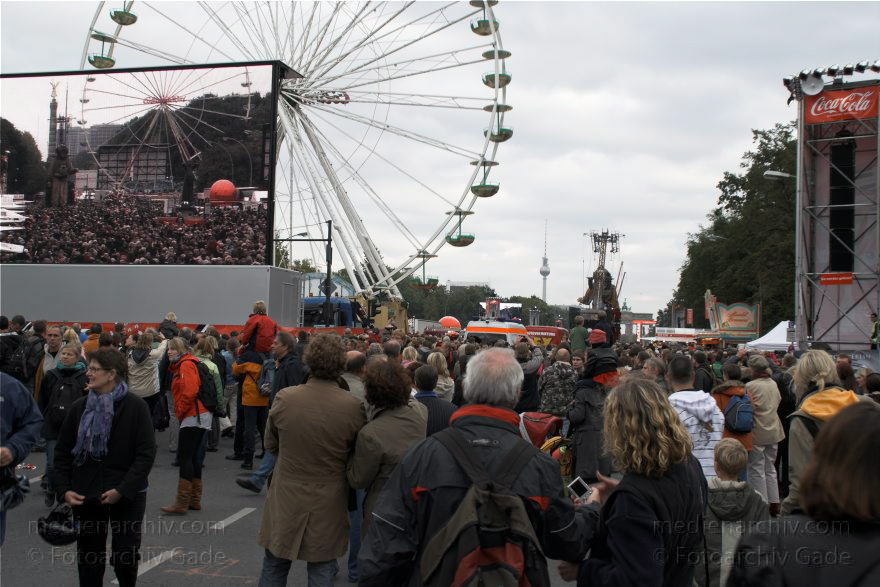 Berlin. Royal de Luxe. Taucher auf der Straße des Juni
3. 10. 2009. Berlin. Mitte. Tiergarten. Straße des 17. Juni. Royal de Luxe. Straßentheater mit riesigen Marionetten. Puppen. Tiefseetaucher
Schlüsselwörter: Berlin;Deep-Sea-Diver;Deutschland;diver;Germany;marionette;Royal de Luxe;Straßentheater;street theatre;Theater;Tiefseetaucher;2009;Tiergarten;Straße des 17 Juni