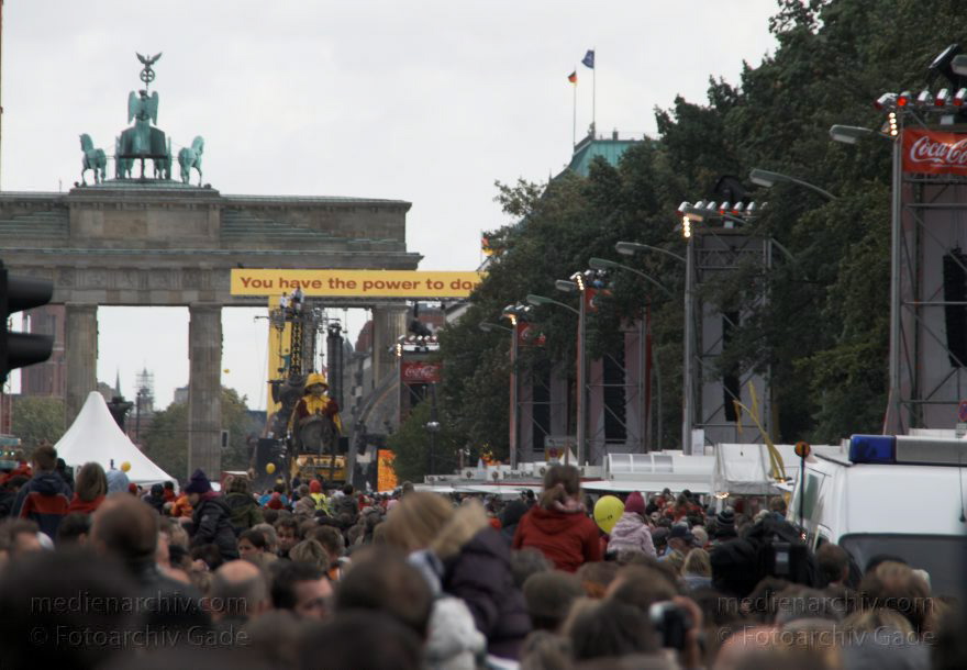Berlin. Royal de Luxe. Publikum auf Straße des Juni
3. 10. 2009. Berlin. Mitte. Tiergarten. Royal de Luxe. Publikum auf der Straße des 17. Juni. Brandenburger Tor
Schlüsselwörter: Berlin;Brandenburger Tor;Deutschland;Germany;Publikum;Royal de Luxe;Straßentheater;street theatre;Theater;2009;Tiergarten;Straße des 17 Juni