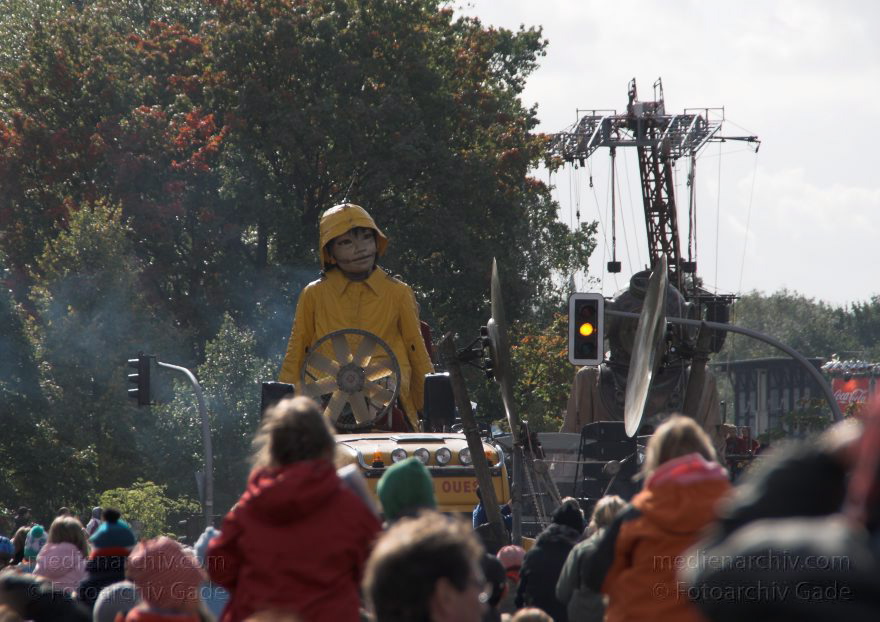 Berlin. Royal de Luxe. Publikum. Die kleine Riesin
4. 10. 2009. Berlin. Mitte. Tiergarten. Royal de Luxe. Straßentheater mit großen Marionetten. Heinrich-von-Gagen-Straße. Die kleine Riesin. La Petite Géante. Little Girl Giant
Schlüsselwörter: Berlin;Deutschland;Germany;Heinrich-von-Gagen-Straße;kleine Riesin;little girl giant;petite geante;Petite Géante;Publikum;Royal de Luxe;Straßentheater;street theatre;Theater;2009;Tiergarten