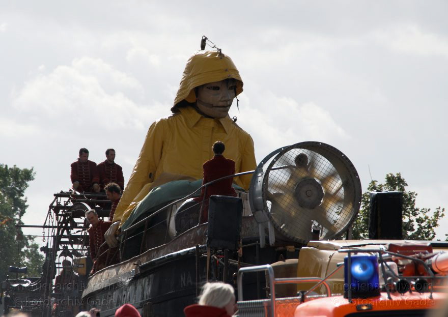 Berlin. Royal de Luxe. Publikum. Die kleine Riesin
4. 10. 2009. Berlin. Mitte. Tiergarten. Royal de Luxe. Straßentheater mit großen Marionetten. Heinrich-von-Gagen-Straße. Die kleine Riesin. La Petite Géante. Little Girl Giant
Schlüsselwörter: Berlin;Deutschland;Germany;Heinrich-von-Gagen-Straße;kleine Riesin;little girl giant;petite geante;Petite Géante;Publikum;Royal de Luxe;Straßentheater;street theatre;Südwester;Theater;Tiergarten;2009;Ölzeug