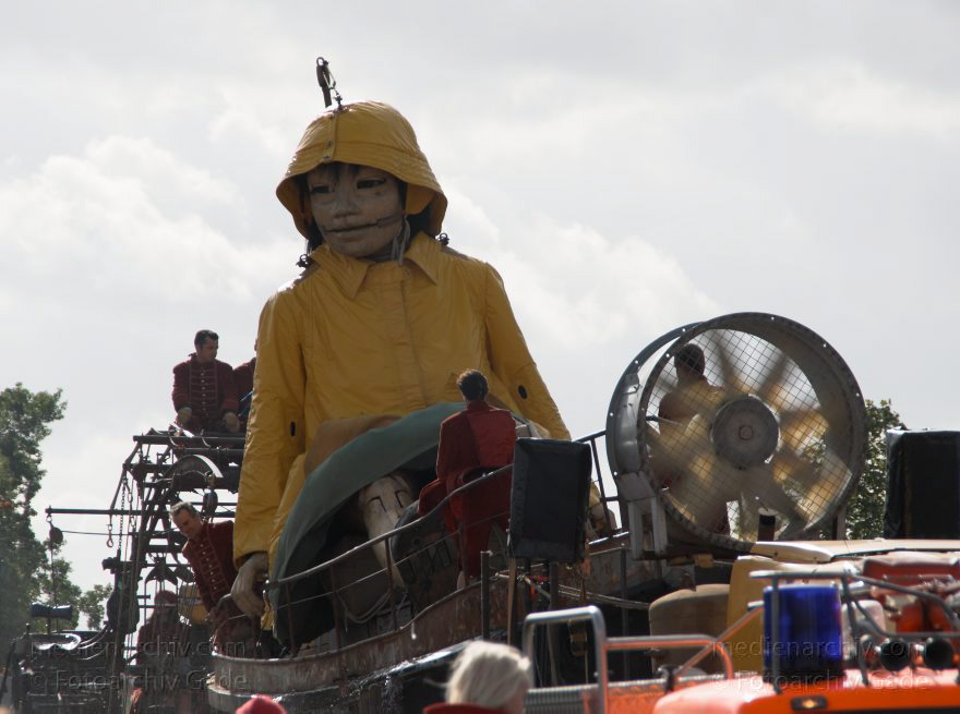 Berlin. Royal de Luxe. Publikum. Die kleine Riesin
4. 10. 2009. Berlin. Mitte. Tiergarten. Royal de Luxe. Straßentheater mit großen Marionetten. Heinrich-von-Gagen-Straße. Die kleine Riesin. La Petite Géante. Little Girl Giant
Schlüsselwörter: Berlin;Deutschland;Germany;Heinrich-von-Gagen-Straße;kleine Riesin;little girl giant;petite geante;Petite Géante;Publikum;Royal de Luxe;Straßentheater;street theatre;Südwester;Theater;Tiergarten;Ventilator;2009;Ölzeug