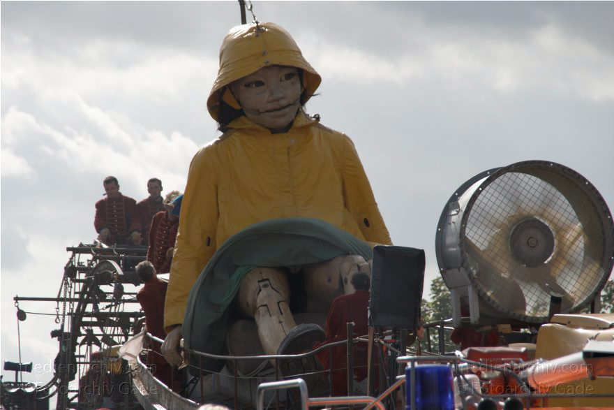 Berlin. Royal de Luxe. Publikum. Die kleine Riesin
4. 10. 2009. Berlin. Mitte. Tiergarten. Royal de Luxe. Straßentheater mit großen Marionetten. Heinrich-von-Gagen-Straße. Die kleine Riesin. La Petite Géante. Little Girl Giant
Schlüsselwörter: Berlin;Deutschland;Germany;Heinrich-von-Gagen-Straße;kleine Riesin;little girl giant;petite geante;Petite Géante;Publikum;Royal de Luxe;Straßentheater;street theatre;Südwester;Theater;Tiergarten;Ventilator;2009;Ölzeug