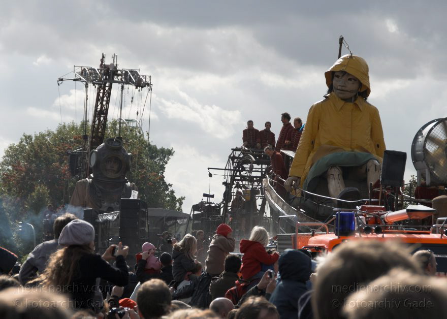 Berlin. Royal de Luxe. Publikum. Die kleine Riesin
4. 10. 2009. Berlin. Mitte. Tiergarten. Royal de Luxe. Straßentheater mit großen Marionetten. Heinrich-von-Gagen-Straße. Die kleine Riesin. La Petite Géante. Little Girl Giant
Schlüsselwörter: Berlin;Deutschland;Germany;Heinrich-von-Gagen-Straße;kleine Riesin;little girl giant;petite geante;Petite Géante;Publikum;Royal de Luxe;Straßentheater;street theatre;Südwester;Theater;Tiergarten;2009;Ölzeug