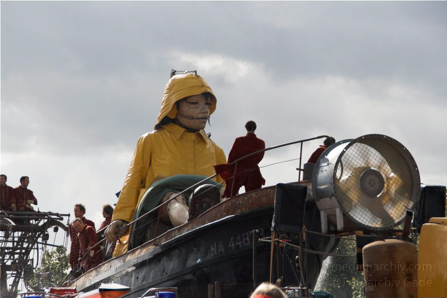Berlin. Royal de Luxe. Publikum. Die kleine Riesin
4. 10. 2009. Berlin. Mitte. Tiergarten. Royal de Luxe. Straßentheater mit großen Marionetten. Heinrich-von-Gagen-Straße. Die kleine Riesin. La Petite Géante. Little Girl Giant
Schlüsselwörter: Berlin;Boote;Deutschland;Germany;Heinrich-von-Gagen-Straße;kleine Riesin;little girl giant;petite geante;Petite Géante;Publikum;Royal de Luxe;Straßentheater;street theatre;Südwester;Theater;Tiergarten;2009;Ölzeug