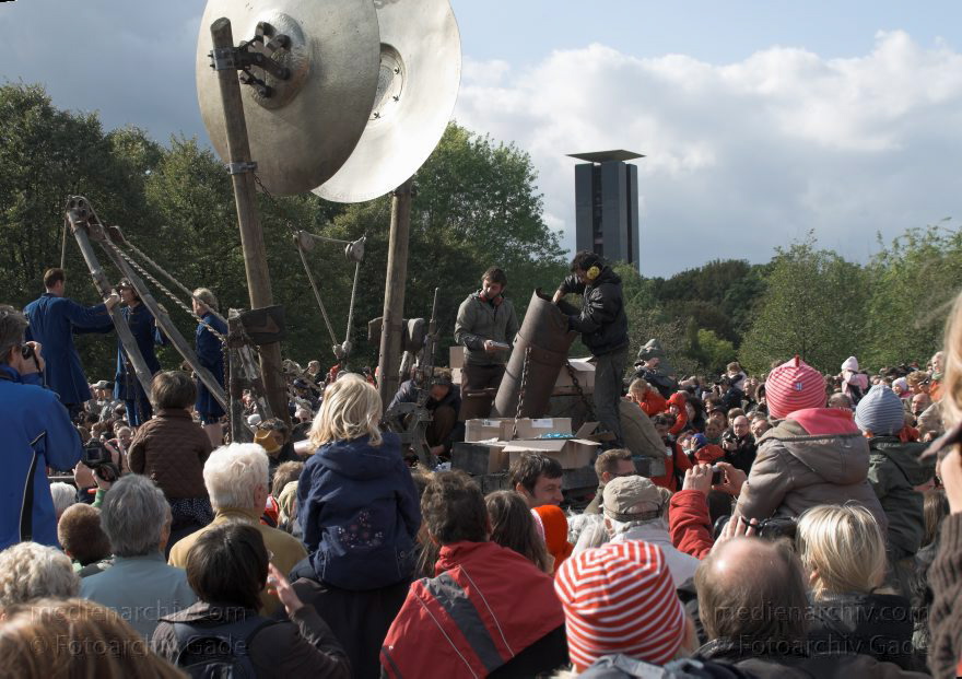 Berlin. Royal de Luxe. Publikum. Schlagzeug
4. 10. 2009. Berlin. Mitte. Tiergarten. Royal de Luxe. Straßentheater mit großen Marionetten. Schlagzeug. Carillon
Schlüsselwörter: Berlin;Carillon;Deutschland;Germany;Publikum;Royal de Luxe;Schlagzeug;Straßentheater;street theatre;Theater;2009;Tiergarten