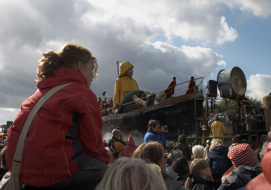 Berlin. Royal de Luxe. Publikum. Die kleine Riesin
4. 10. 2009. Berlin. Mitte. Tiergarten. Royal de Luxe. Straßentheater mit großen Marionetten. Heinrich-von-Gagen-Straße. Die kleine Riesin. La Petite Géante. Little Girl Giant
Schlüsselwörter: Berlin;Deutschland;Germany;Heinrich-von-Gagen-Straße;kleine Riesin;little girl giant;petite geante;Petite Géante;Publikum;Royal de Luxe;Straßentheater;street theatre;Theater;2009;Tiergarten