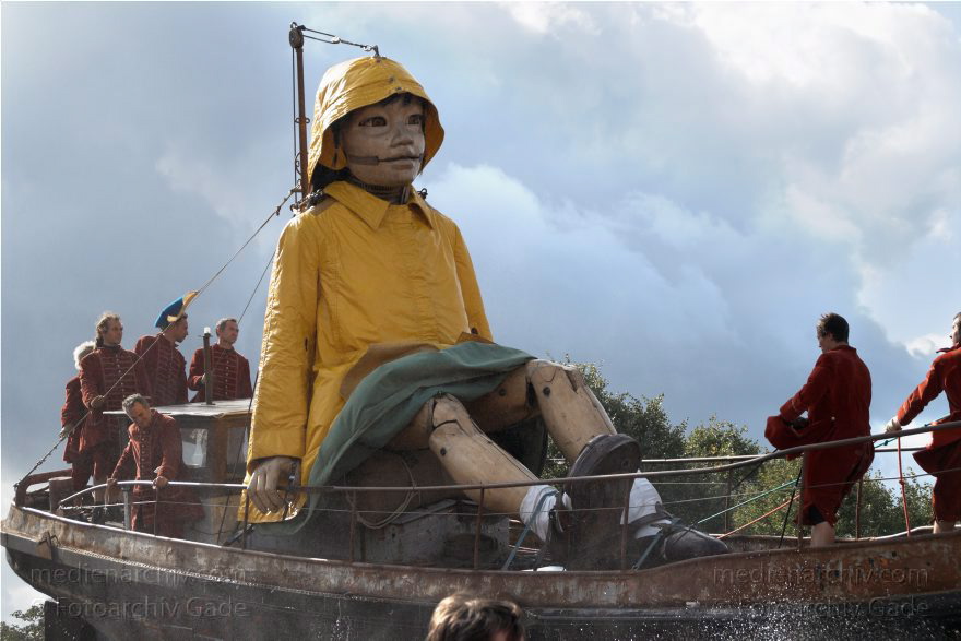 Berlin. Royal de Luxe. Publikum. Die kleine Riesin
4. 10. 2009. Berlin. Mitte. Tiergarten. Royal de Luxe. Straßentheater mit großen Marionetten. Regierungsviertel. Die kleine Riesin. La Petite Géante. Little Girl Giant
Schlüsselwörter: Berlin;Boote;Deutschland;Germany;kleine Riesin;little girl giant;petite geante;Petite Géante;Publikum;Royal de Luxe;Straßentheater;street theatre;Theater;2009;Tiergarten