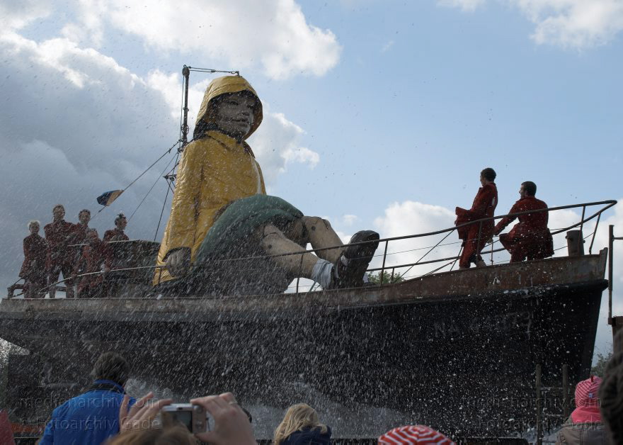Berlin. Royal de Luxe. Publikum. Die kleine Riesin
4. 10. 2009. Berlin. Mitte. Tiergarten. Royal de Luxe. Straßentheater mit großen Marionetten. Regierungsviertel. Die kleine Riesin. La Petite Géante. Little Girl Giant
Schlüsselwörter: Berlin;Boote;Deutschland;Germany;kleine Riesin;little girl giant;petite geante;Petite Géante;Publikum;Royal de Luxe;Straßentheater;street theatre;Theater;2009;Tiergarten