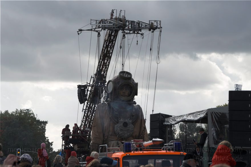 Berlin. Royal de Luxe. Publikum. Taucher
4. 10. 2009. Berlin. Mitte. Tiergarten. Royal de Luxe. Straßentheater mit großen Marionetten. deep-sea-diver. Taucher. scaphandrier. Regierungsviertel
Schlüsselwörter: Berlin;Boote;deep-sea-diver;Deutschland;diver;Germany;Publikum;Regierungsviertel;Royal de Luxe;scaphandrier;Straßentheater;street theatre;Taucher;Theater;2009;Tiergarten