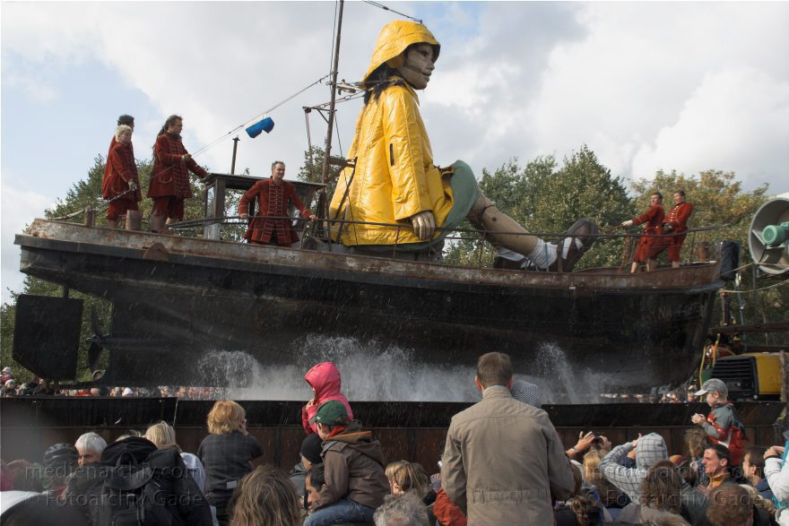 Berlin. Royal de Luxe. Publikum. Die kleine Riesin
4. 10. 2009. Berlin. Mitte. Tiergarten. Royal de Luxe. Straßentheater mit großen Marionetten. Regierungsviertel. Die kleine Riesin. La Petite Géante. Little Girl Giant
Schlüsselwörter: Berlin;Boote;Deutschland;Germany;kleine Riesin;little girl giant;petite geante;Petite Géante;Publikum;Royal de Luxe;Straßentheater;street theatre;Theater;2009;Tiergarten