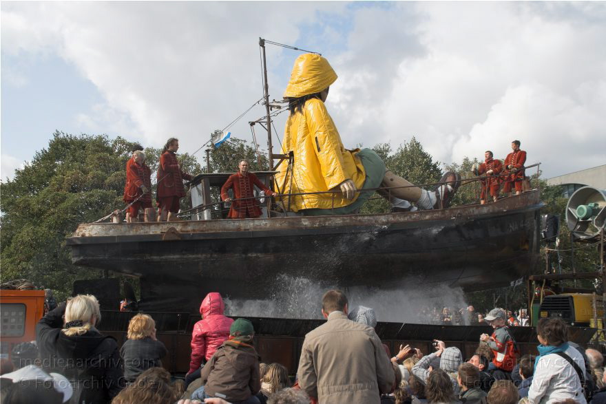 Berlin. Royal de Luxe. Publikum. Die kleine Riesin
4. 10. 2009. Berlin. Mitte. Tiergarten. Royal de Luxe. Straßentheater mit großen Marionetten. Heinrich-von-Gagen-Straße. Die kleine Riesin. La Petite Géante. Little Girl Giant
Schlüsselwörter: Berlin;Boote;Deutschland;Germany;Heinrich-von-Gagen-Straße;kleine Riesin;little girl giant;petite geante;Petite Géante;Publikum;Royal de Luxe;Straßentheater;street theatre;Theater;2009;Tiergarten