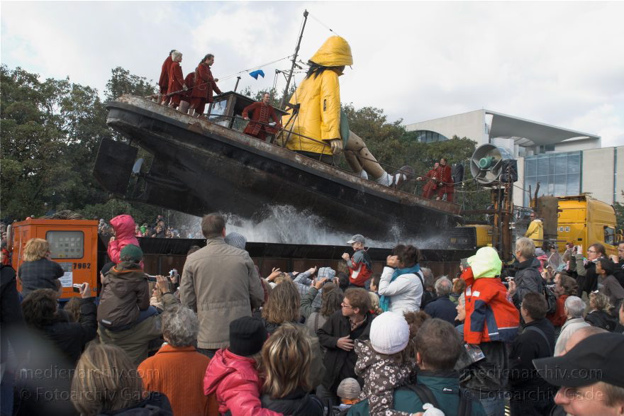 Berlin. Royal de Luxe. Publikum. Die kleine Riesin
4. 10. 2009. Berlin. Mitte. Tiergarten. Royal de Luxe. Straßentheater mit großen Marionetten. Heinrich-von-Gagen-Straße. Die kleine Riesin. La Petite Géante. Little Girl Giant
Schlüsselwörter: Berlin;Boote;Deutschland;Germany;Heinrich-von-Gagen-Straße;kleine Riesin;little girl giant;petite geante;Petite Géante;Publikum;Royal de Luxe;Straßentheater;street theatre;Theater;2009;Tiergarten